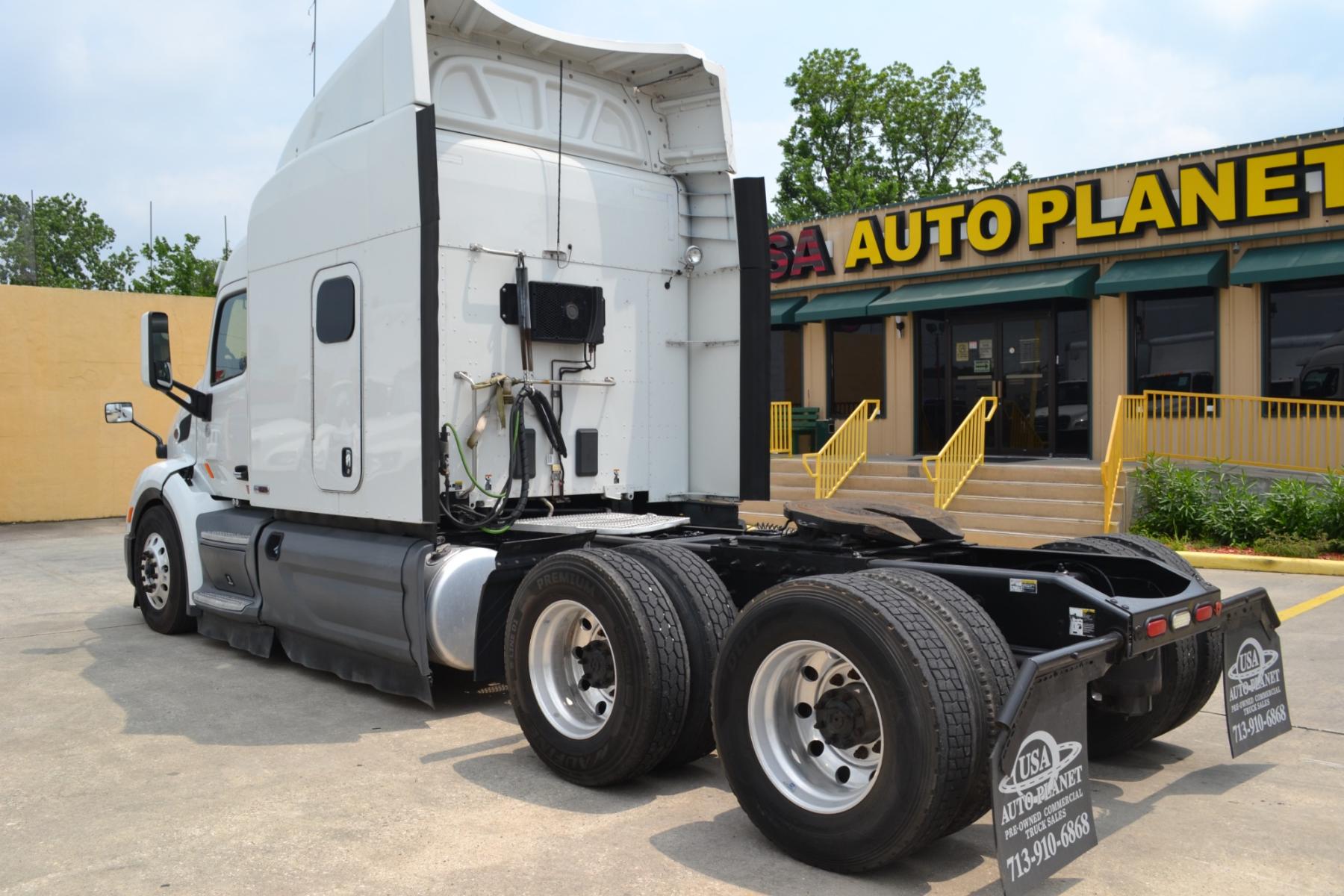 2017 WHITE /BLACK PETERBILT 579 EPIQ with an PACCAR MX13 12.9L 455HP engine, E.FULLER ADVANTAGE 10SPD AUTOMATED transmission, located at 9172 North Fwy, Houston, TX, 77037, (713) 910-6868, 29.887470, -95.411903 - 65" MID ROOF SLEEPER, DOUBLE BUNK, AIR SLIDE 5TH WHEEL, DIFF LOCK, AIR RIDE, ENGINE BRAKE, ELECTRIC APU, BUILT-IN NAVIGATION, MINI FRIDGE, ALUMINUM WHEELS, POWER WINDOWS , LOCKS, & MIRRORS, DUAL 135 GALLON FUEL TANKS, WB:230", RATIO: 2.64 - Photo #6